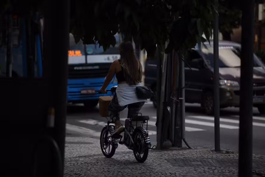 Decreto proíbe circulação de ciclomotores, bicicletas e patinetes elétricos em vias com velocidade superior a 60 km/h Decreto proíbe circulação de ciclomotores, bicicletas e patinetes elétricos em vias com velocidade superior a 60 km/h