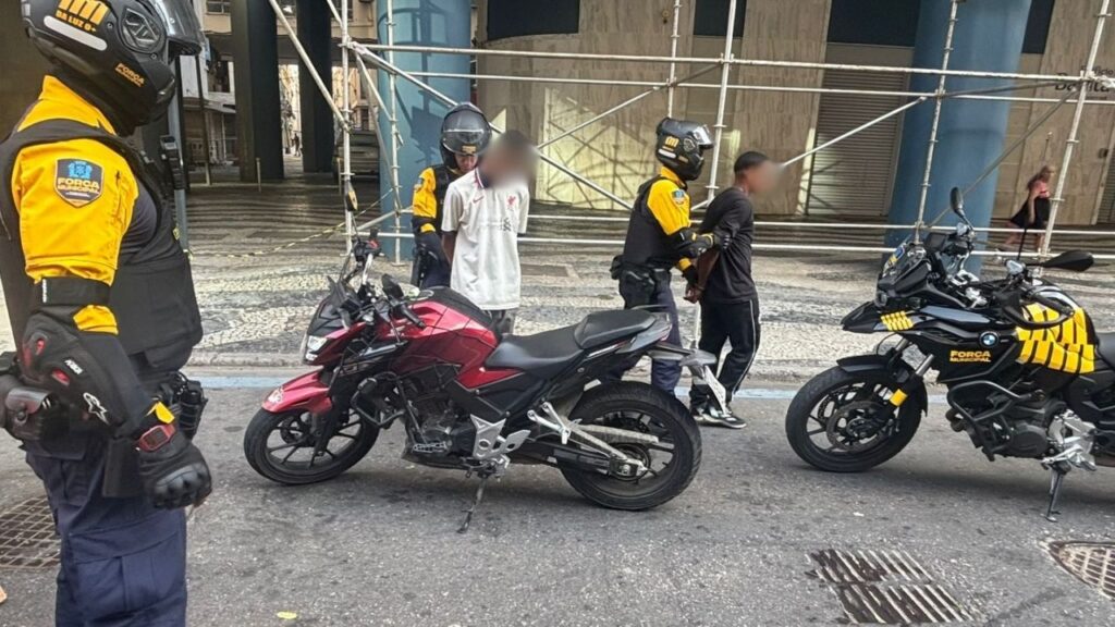 Força Municipal prende três e recupera moto roubada